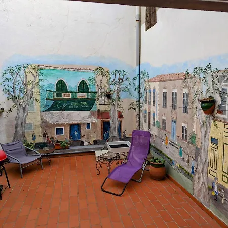 La Maison Jaune * Azille